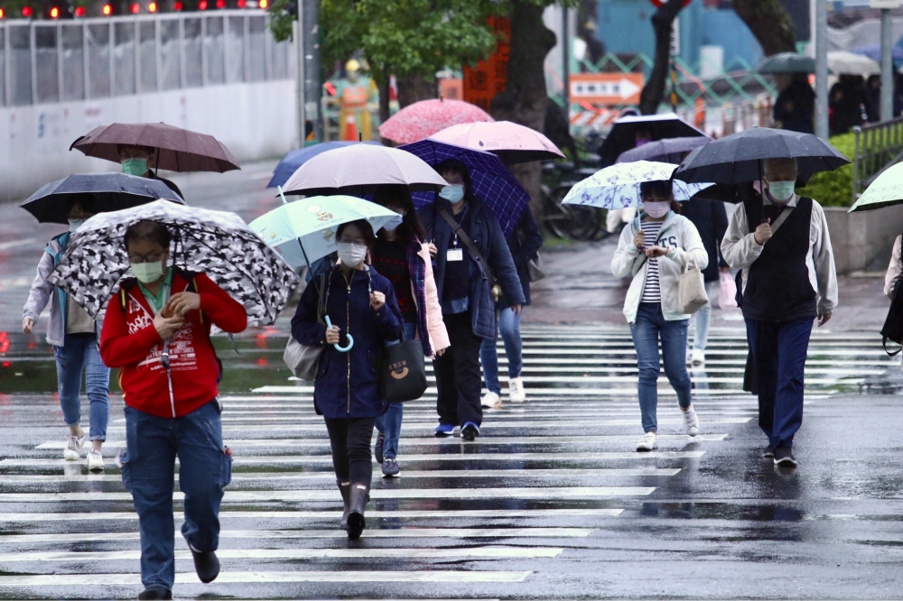 北台灣6日濕涼有雨，新北、基隆慎防大雨。（王侑聖攝）