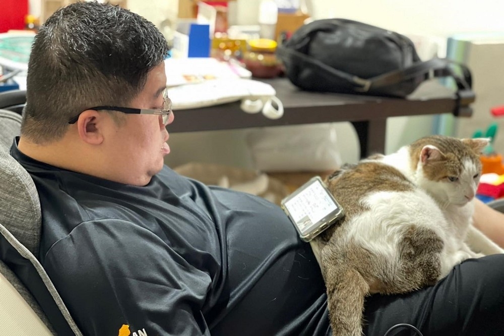 蔡易餘3個月內減去10公斤，不過，5日他發出曬貓照，大肚腩也一同入鏡。（取自蔡易餘臉書）
