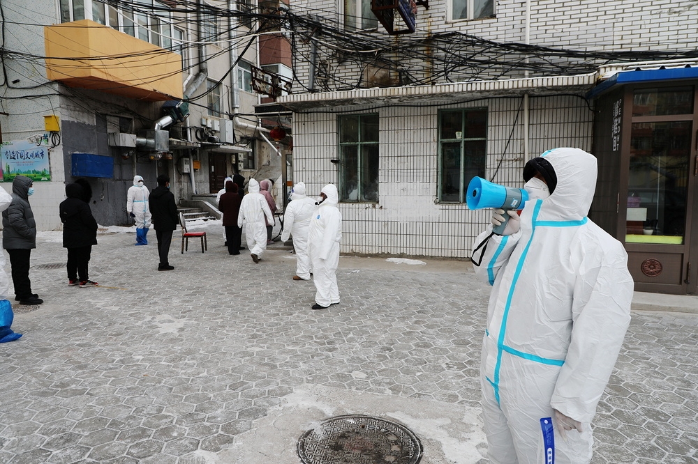 遼寧大連啟動社區大規模核酸檢測。（湯森路透）