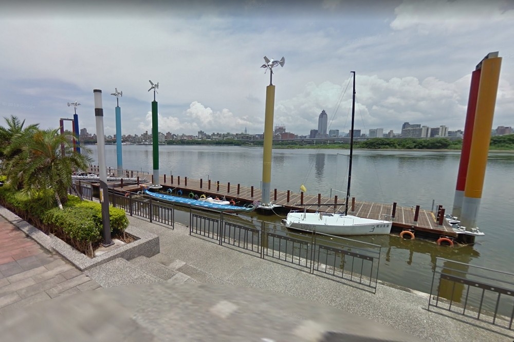 新北市三重忠孝橋碼頭6日被民眾發現「嘴被纏滿膠帶」的男浮屍。（擷自Google Maps）