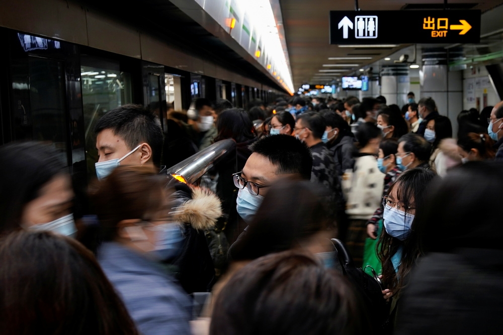 人潮擁擠的上海地鐵站，多數乘客都戴上口罩維持自我保護。（湯森路透）