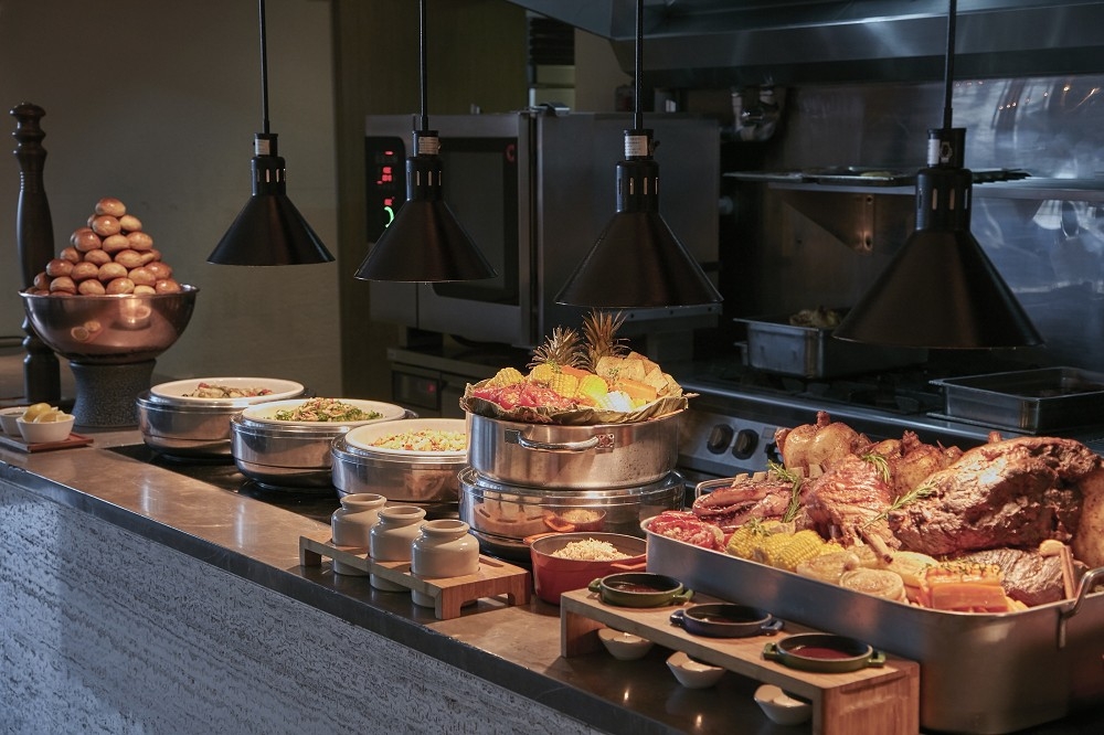 寒舍艾麗酒店「LA FARFALLA」義式餐廳自12月3日起，強勢回歸、全新升級的「肉食主義 3.0」，12 月嚐鮮價每位僅 825 元。（寒舍艾麗酒店提供）