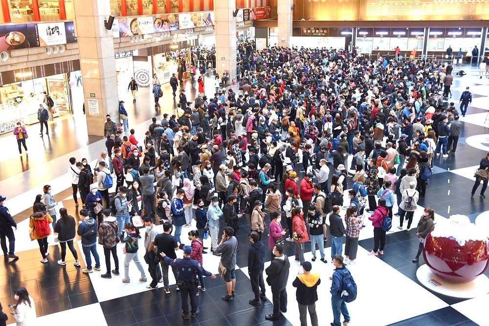 台北車站大廳西側迴廊12月5日至9日增設接種站，現場大排長龍宛如貪食蛇。（張哲偉攝）