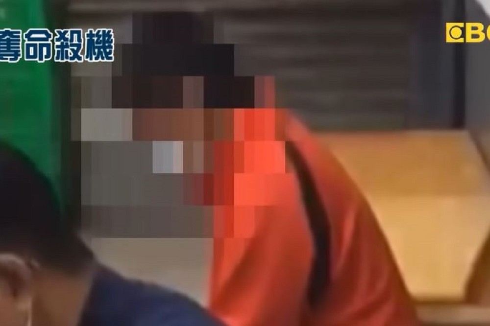 患有思覺失調症的陳男，在自家附近持刀刺殺來找朋友的22歲李男。（擷自東森新聞YouTube）