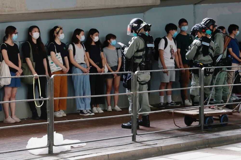 香港社會對於警察與黑幫聯手打壓示威群眾的質疑未解，對於不公義的憤怒與怨懟，依然忿忿。（湯森路透）