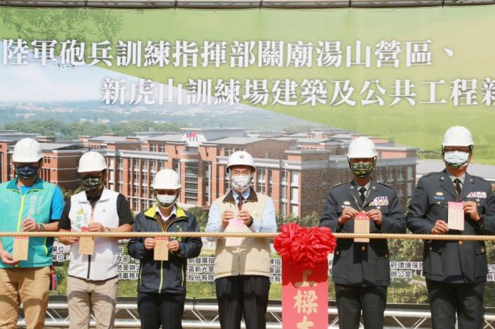 台南市長黃偉哲8主持湯山營區「指揮部大樓」上樑典禮，並繫上祈福卡祝工程順利、人員平安。（台南市政府提供）