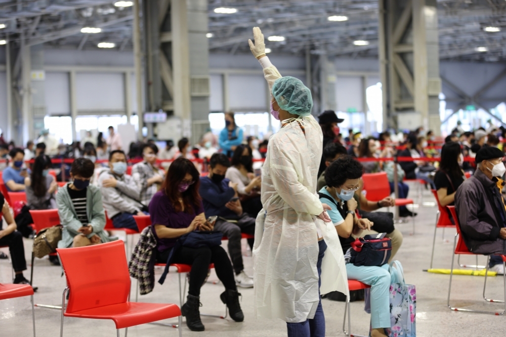 台北市政府宣布12月9至11日三天在花博增開莫德納疫苗接種站，共3千個名額。（資料照片／陳愷巨攝）