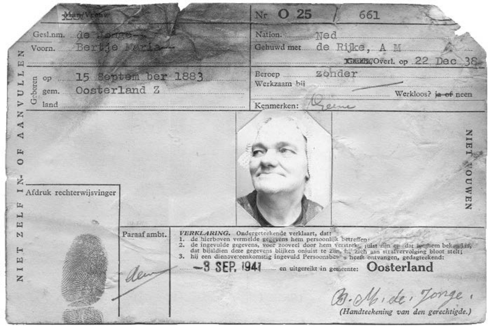 1941年，荷蘭人民必須註冊領取由蘭茲設計的新式身分證。註冊回條（包括此處這張柏帝．馬利亞．德．容格〔Bertje Maria de Jonge〕的回條）都要送到中央人口登記機構。後來，許多註冊回條都在克雷坎普大樓於一九四四年遭轟炸時損壞或損毀。（資料提供者：Luuk Brand）