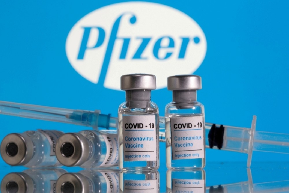 輝瑞（Pfizer）和BioNTech公司表示，接種第三劑輝瑞BNT能增加抗體抵抗Omicron。（湯森路透）