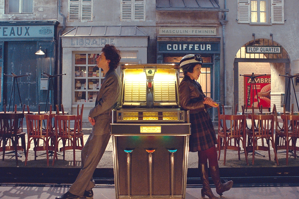 「甜茶」提摩西夏勒梅（左）在《法蘭西特派週報》和凱薩獎女星莉娜庫德里也有段甜蜜戀曲。（探照燈影業提供）
