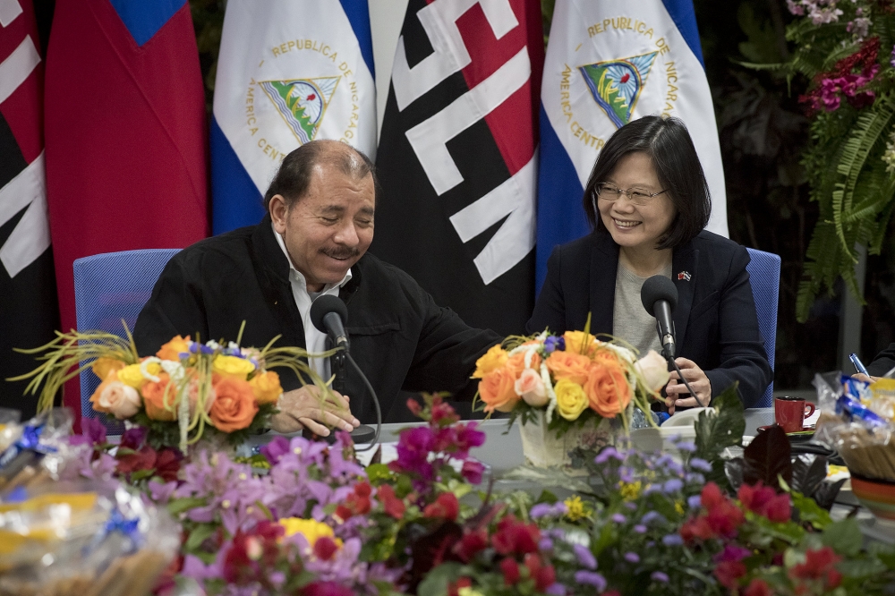 尼加拉瓜總統奧蒂嘉（左）宣布與台斷交後火速與中國復交，美國務院強烈譴責奧蒂嘉政權選舉舞弊。圖為2017年蔡總統訪尼國會晤奧蒂嘉。（總統府提供）