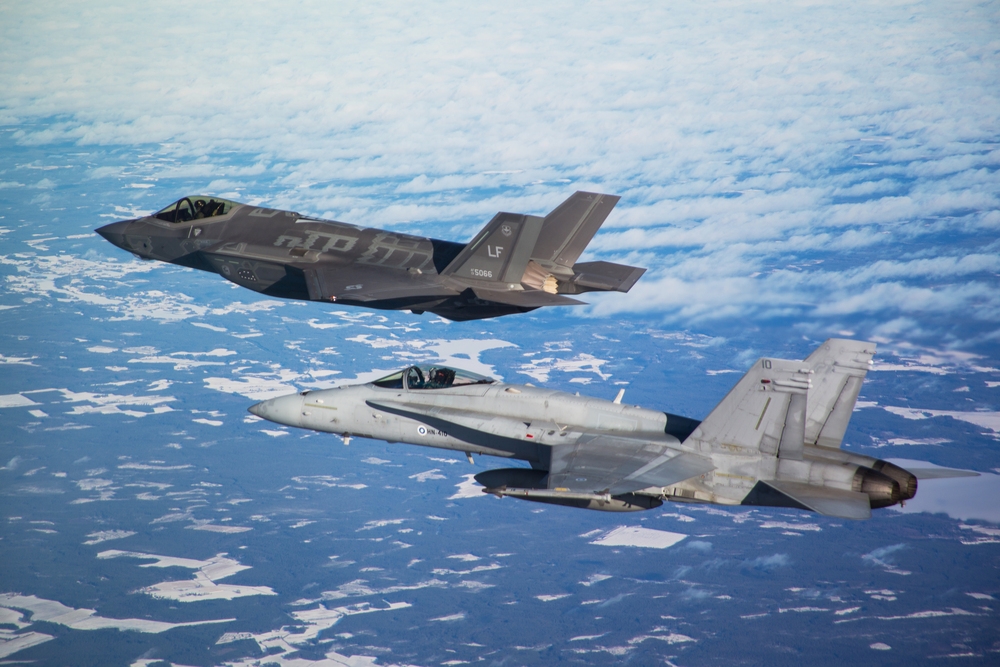 芬蘭現役的F/A-18「大黃蜂」戰機（右下）與美軍F-35A戰機共同飛行。（圖片取自芬蘭空軍臉書）