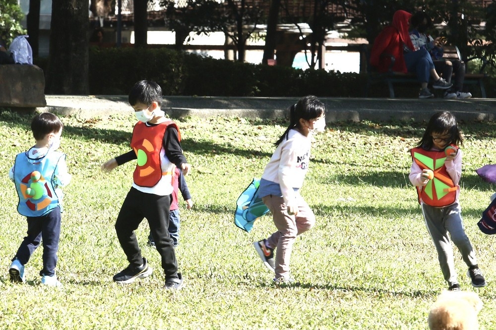今天冬陽暖暖，氣溫舒適，許多家長一早帶著孩子到公園玩耍。但明天東北風增強，北台又要變天了。（王侑聖攝）