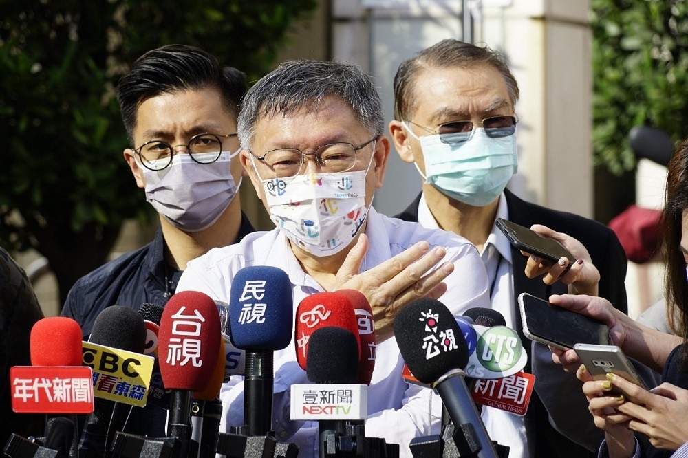 台北市長柯文哲11日視察進行新冠肺炎病毒實驗的昆明實驗室時說，要避免中研院P3實驗室事件重演，應將SOP再檢查一遍。（台北市政府提供）
