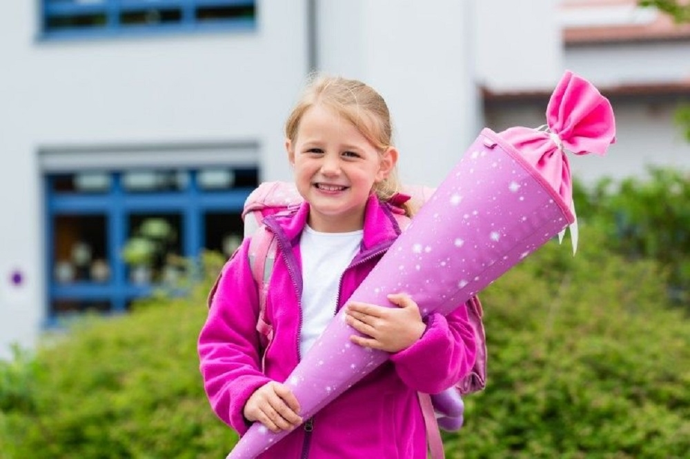 德国学童的开学日，家人会准备Schultüte，是一种用纸板做成、外型长的像冰淇淋甜筒的锥形福袋。（图取自德国驻美国大使馆Twitter）(photo:UpMedia)