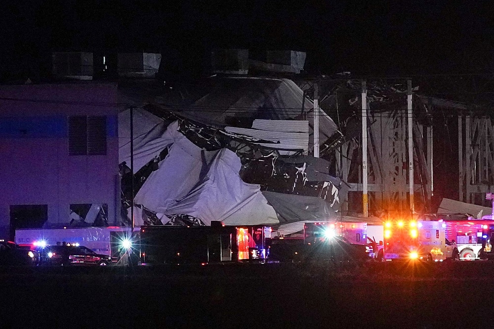 伊利諾州的亞馬遜倉庫被龍捲風破壞。（湯森路透）