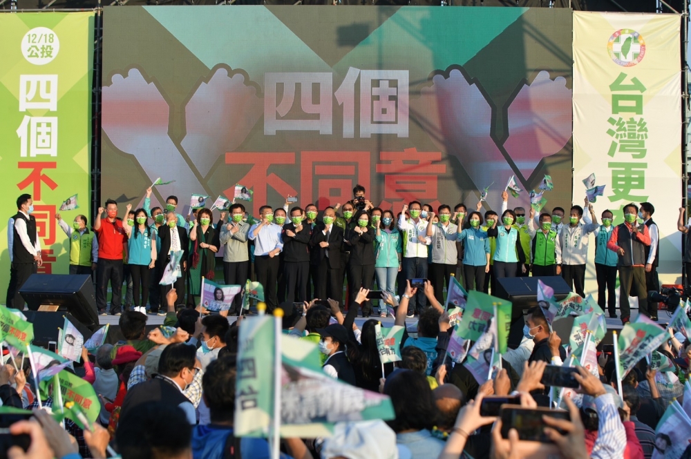 民進黨大咖總動員，11日下午前進台中市新烏日站前日出廣場，舉辦黃金周首場大型公投造勢。（民進黨提供）