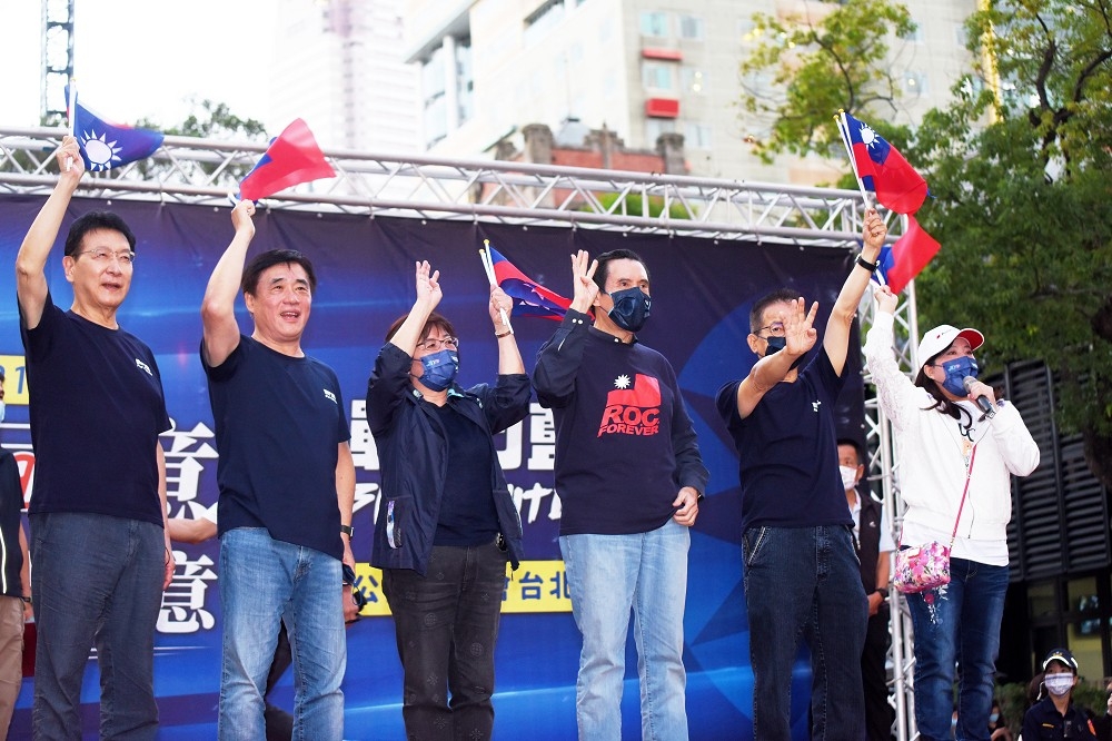 戰鬥藍11日的台北公投造勢場人潮踴躍，但藍營輔選高層仍擔憂，綠營近日宣講攻勢猛烈，4項公投皆被拉近距離，不可掉以輕心。（張哲偉攝）