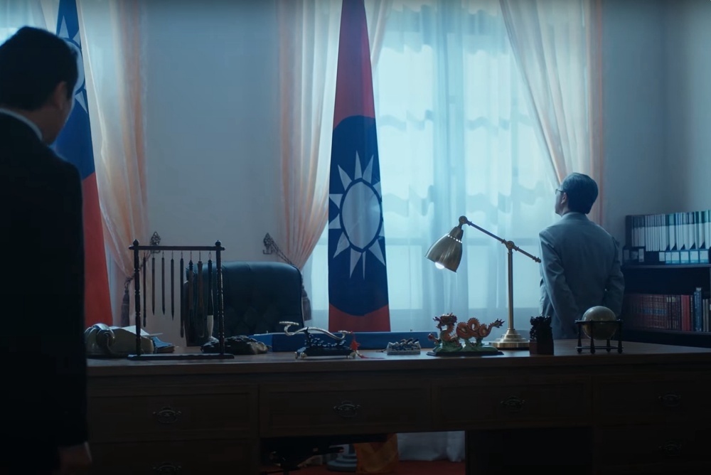 在《國際橋牌社》第二季中，楊烈所代表的國家黨，讓窗外的光線自然透出藍色調 。（公視提供）