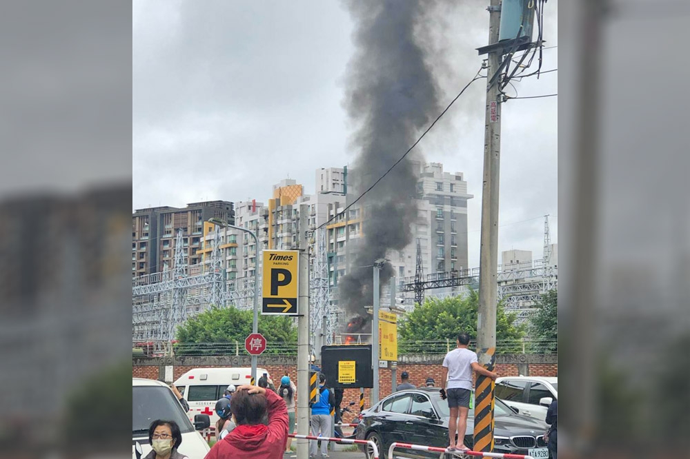 台北市的萬隆變電所12日早上驚傳爆炸，現場火苗竄起，連救護車都趕到現場。 （取自PTT）