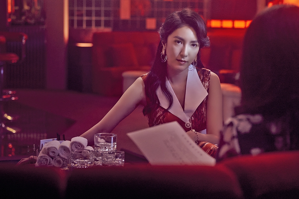 楊謹華在《華燈初上》飾演擁有許多秘密的酒店媽媽桑「蘇慶儀」，第二季將揭開更多她的過往。（Netflix、百聿數碼提供）