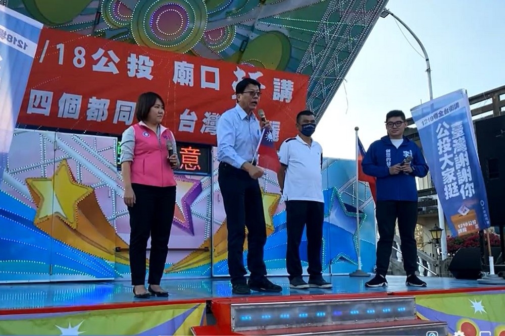 國民黨台南市議員謝龍介（左2）呼籲民眾反萊豬時稱，「聽說多吃一點萊豬肉，佛仔（睪丸）會縮。」（取自邱于軒臉書）