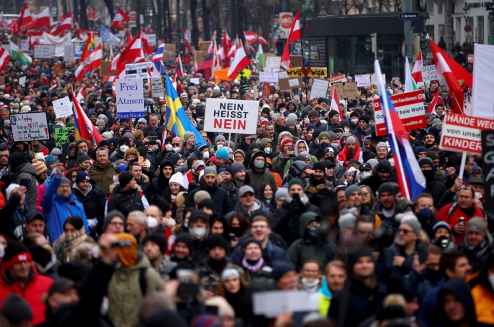 奧地利首都維也納11日4萬人上街抗議。（湯森路透）