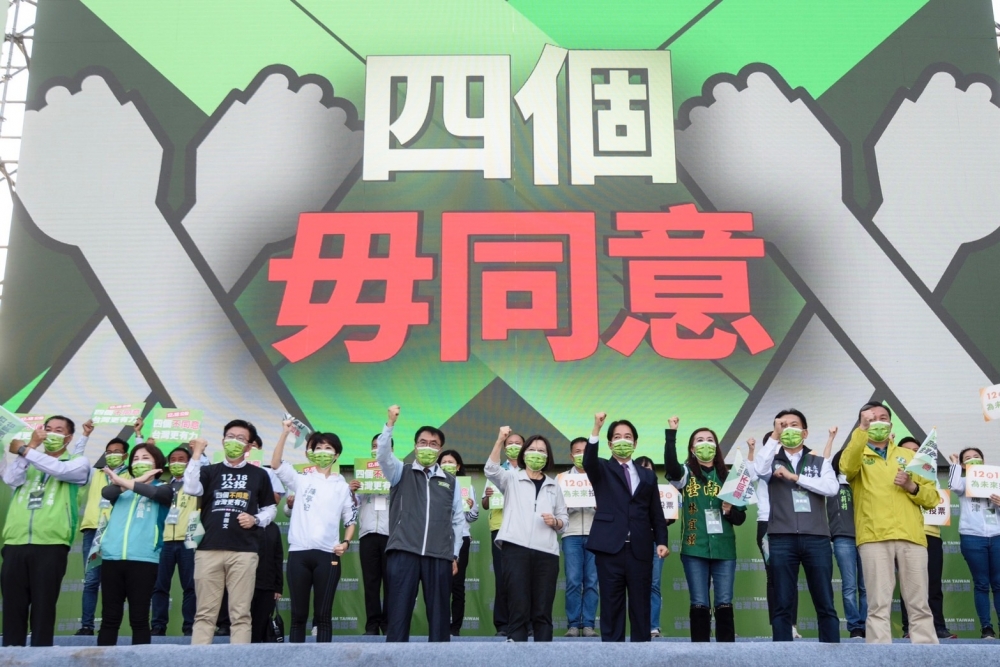 公投只剩下倒數6日，藍綠台北、台南各自拚場，黃偉哲12日傾力動員現場超過3萬人，盛況更勝2021年總統大選前台南「蔡賴配」造勢場。（民進黨提供）
