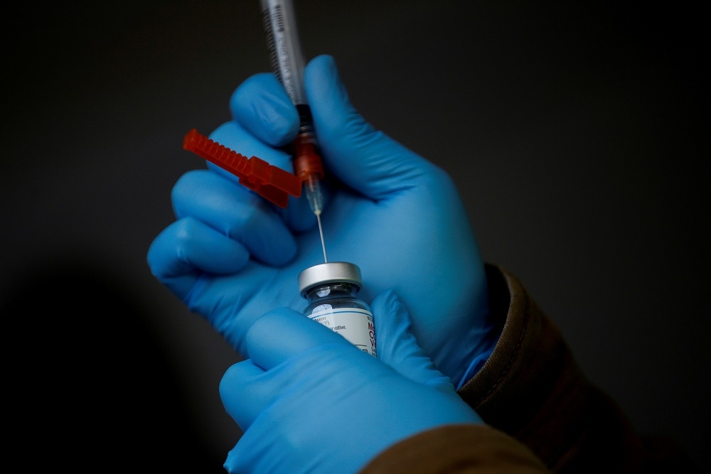 世界衛生組織公布數據，Omicron變種降低疫苗保護力。（湯森路透）