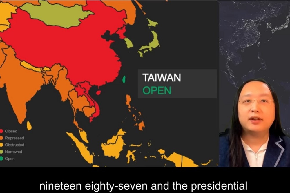 政委唐鳳在「民主峰會」分享台灣與中國不同色的地圖，畫面卻突然消失只剩聲音。（擷自唐鳳臉書）
