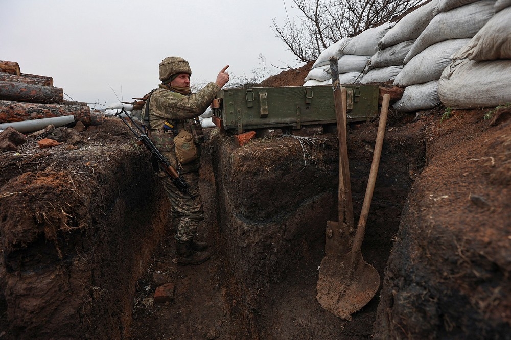 烏克蘭武裝部隊的軍人在戰鬥陣地站崗。（湯森路透）