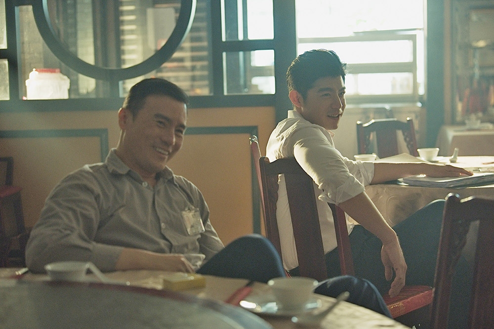 大馬男星李銘順之弟李銘忠（左）與王柏傑在《台灣犯罪故事》大飆演技，逐步揭開滅門慘案的背後真相。（Disney+提供）