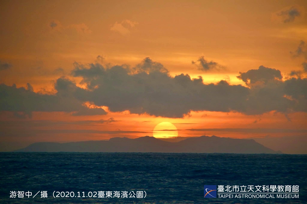 台東濱海公園的日出景象。（台北天文館提供）