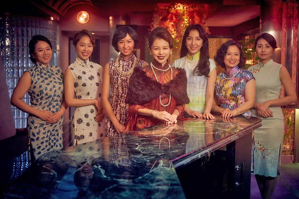 徐若瑄（中）在《華燈初上》演出「瓊芳媽媽桑」，帶領第一代「光」酒店小姐，包括楊謹華（右三）、謝瓊煖（右二），9m88（左三）與權貞妍（左二）也在其中。（Netflix、百聿數碼提供）