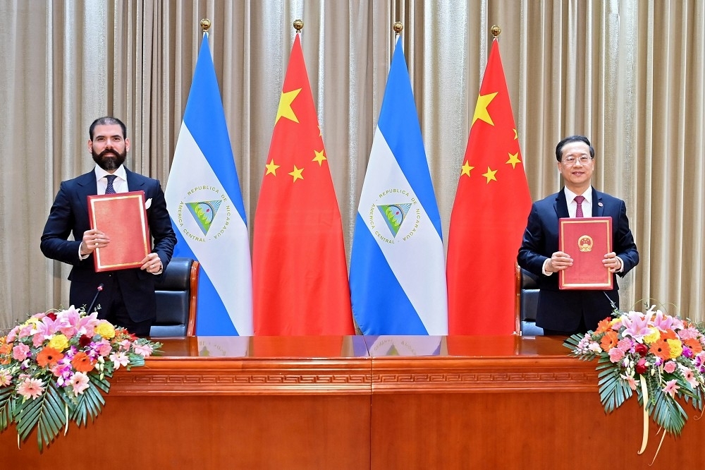 尼加拉瓜代表在天津與中國簽訂復交協議。（中國外交部）