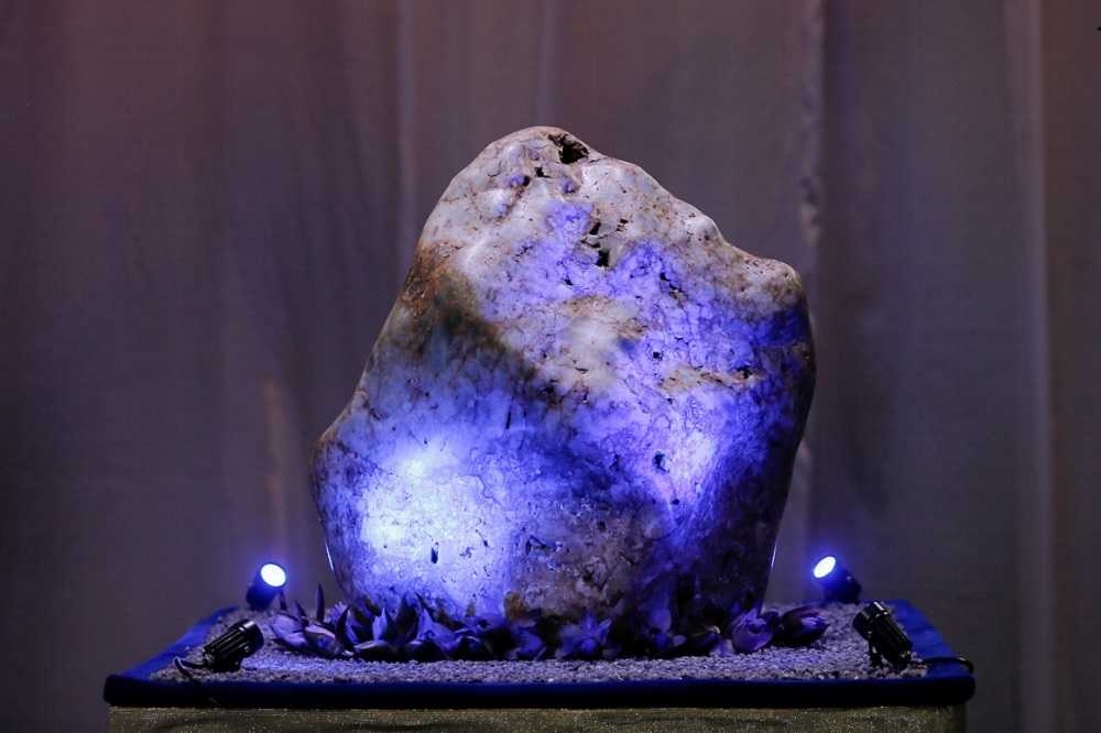 斯里兰卡出产一颗巨大的蓝宝石原石。（汤森路透）(photo:UpMedia)