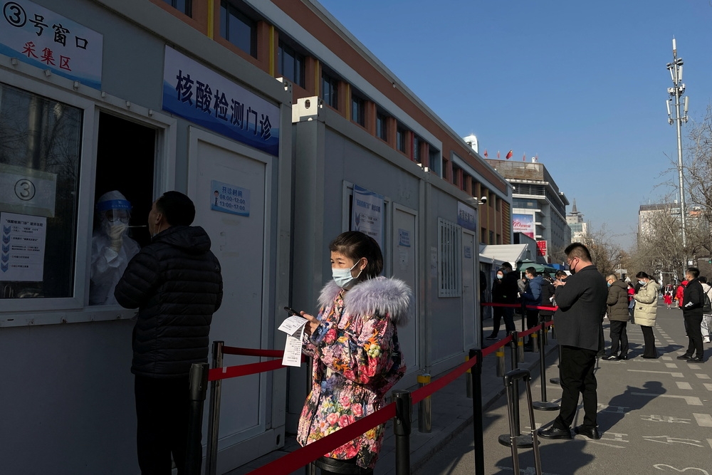 北京居民自行前往檢查站進行核酸檢測。（湯森路透）