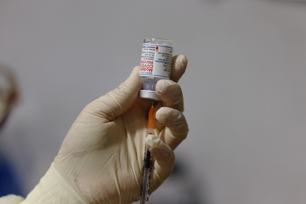 指揮中心14日對海外民眾第3劑莫德納疫苗的施打進行說明。（資料照片／陳愷巨攝）
