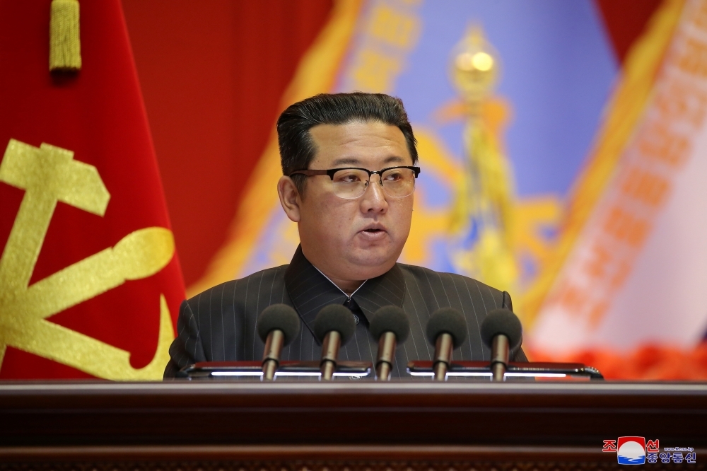 金正恩4月在朝鮮人民軍第八次軍事教育會議上發表談話。（湯森路透）