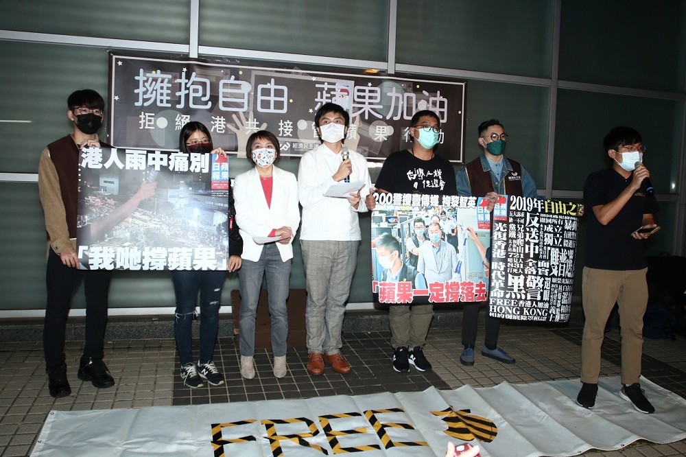 台灣民間團體14日舉辦「擁抱自由、蘋果加油」晚會，聲援台灣蘋果。（王侑聖攝）