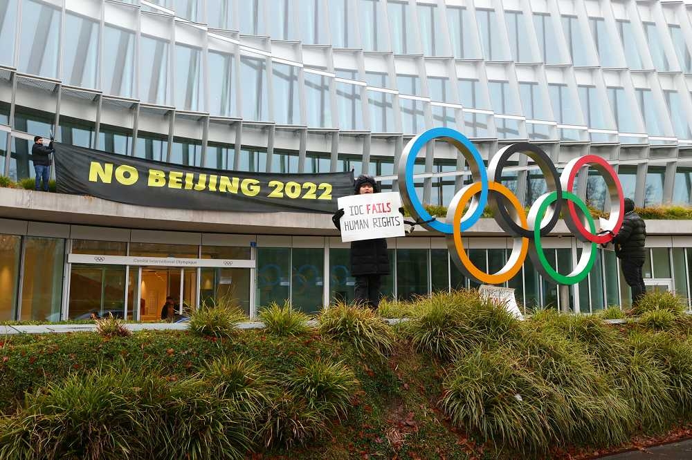 民眾在國際奧委總部前面抗議。（湯森路透）