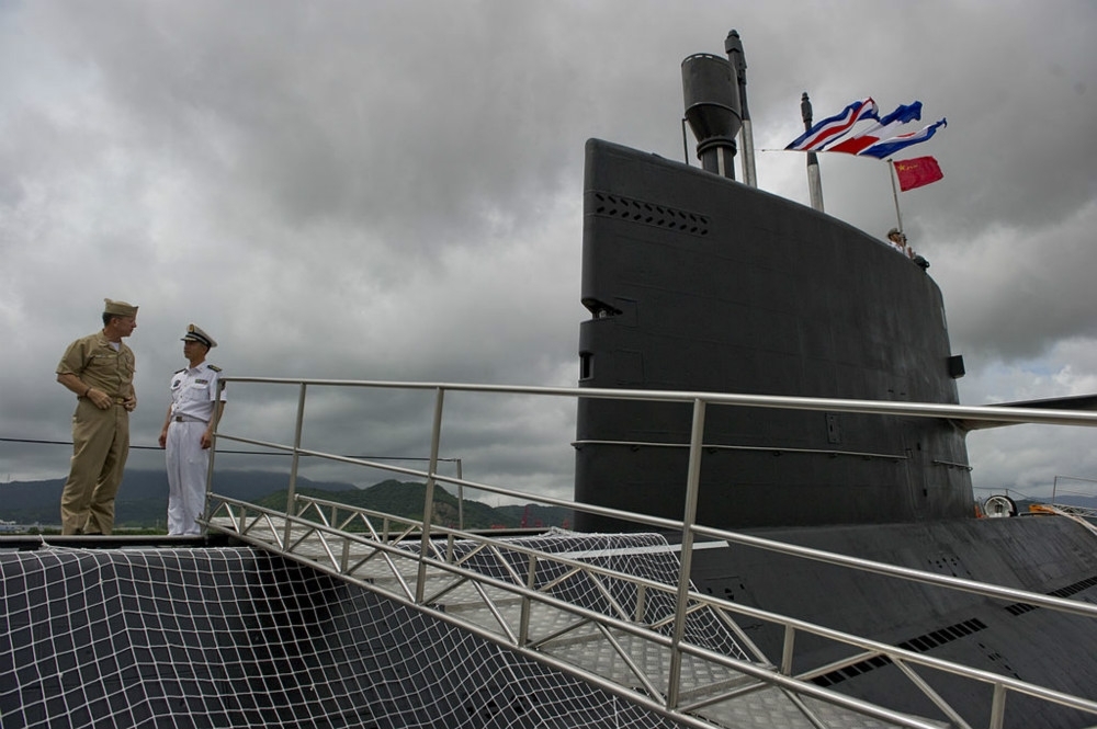 美軍參謀聯席會議主席麥可馬倫上將（左）在舟山港登上元級潛艦。（圖片取自美國國防部）