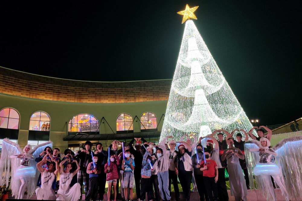 麗寶18公尺高「米娜瓦之樹」點燈，同時啟動「500位家扶孩童心願募集」活動。（楊文琳攝）