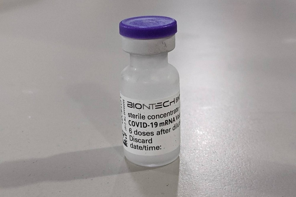 完整施打兩劑輝瑞/BNT疫苗面對Omicron變異株，保護力從先前的80%下降至33%。（指揮中心提供）