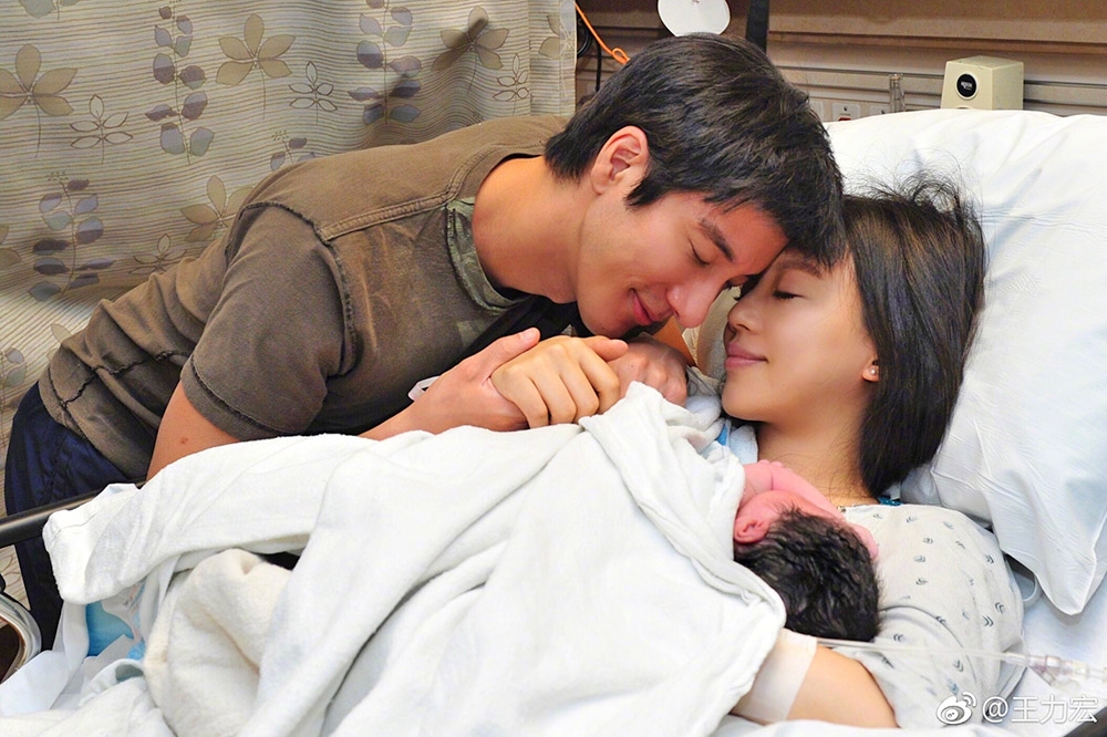 王力宏（左）和李靚蕾被爆生第3胎前已計劃離婚，直到今年才正式提出申請。（取自王力宏微博）