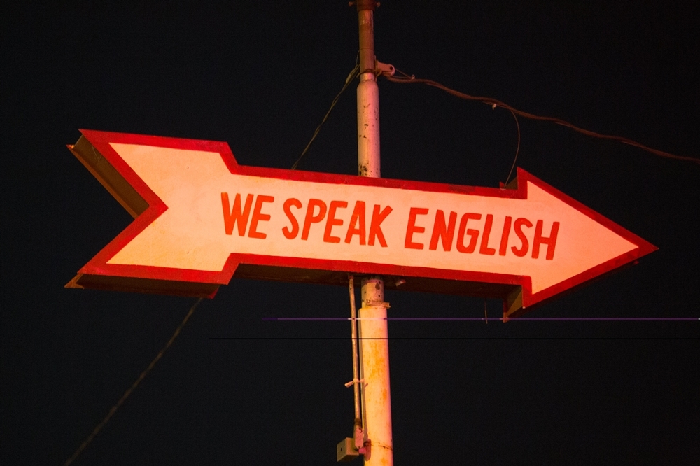 （2013 © Thomas Hawk , We Speak English @ Flickr, CC BY-SA 2.0.）