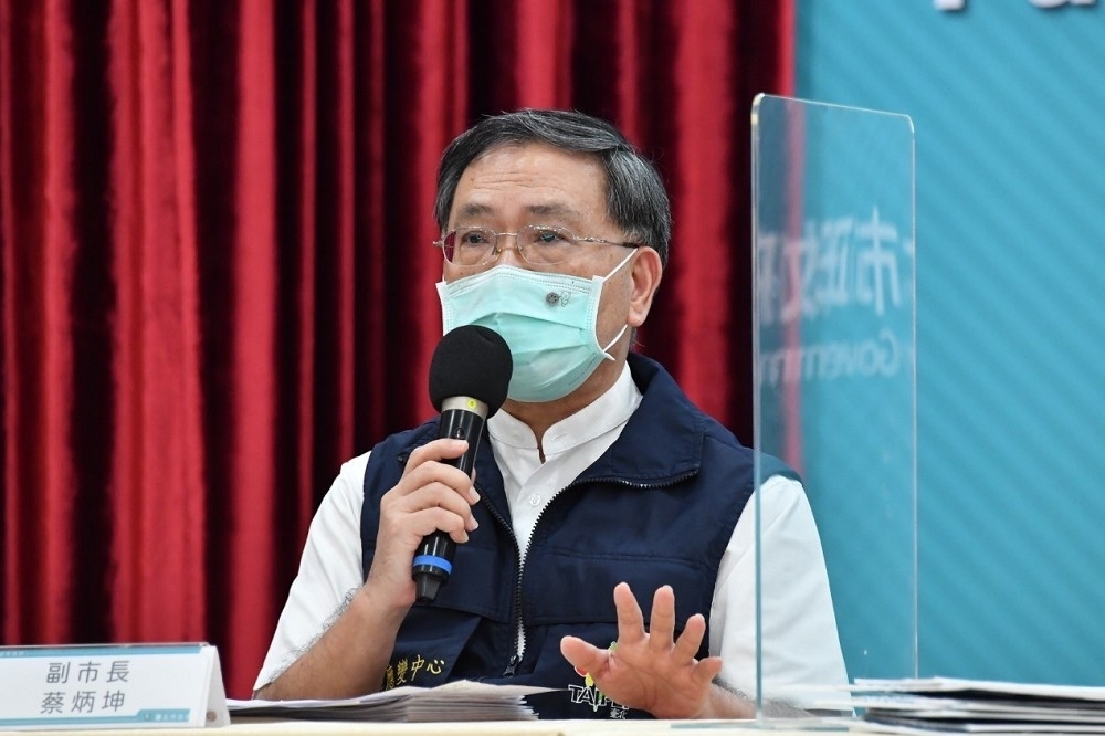 台北市中正區一間防疫旅館爆兩人確診，副市長蔡炳坤指出，可能是送餐、取餐時，氣流短暫流通而造成。（北市府提供）