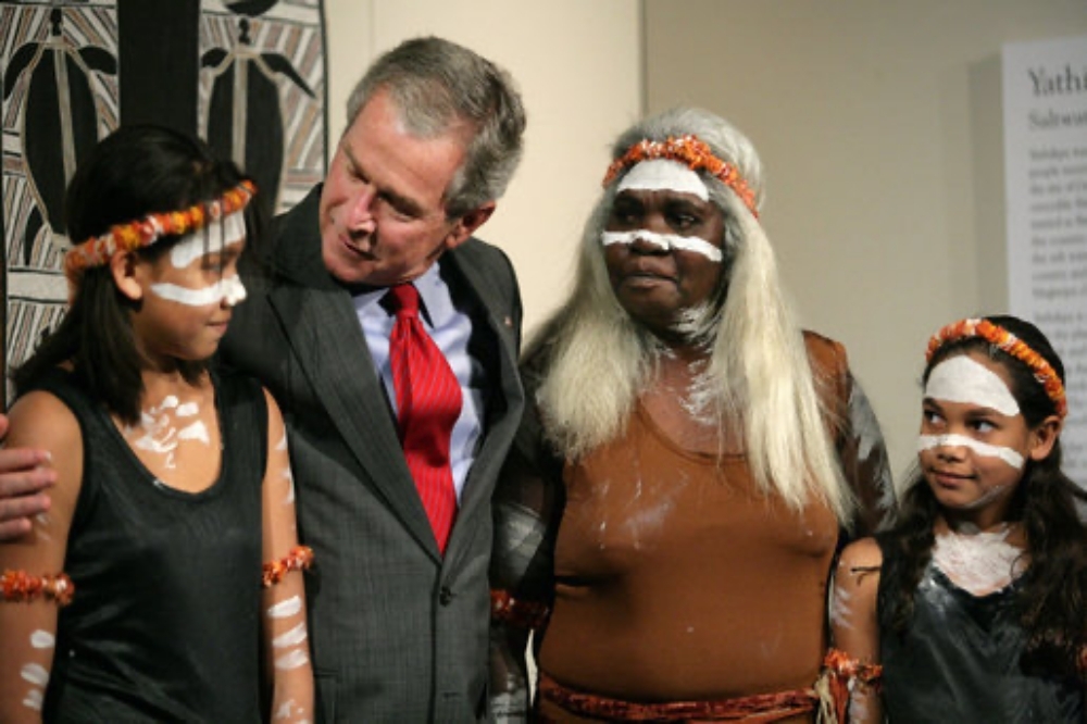 澳洲是世界上語言滅絕率最高的國家之一。示意圖，美國前總統布希（George Bush）2007年訪問澳洲時，與當地原住民表演者合照。（白宮）
