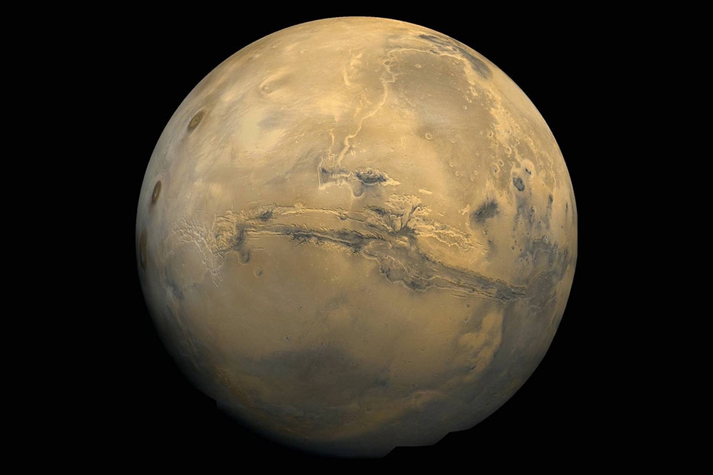 火星空拍圖，中間可見一個明顯的「疤」是水手號峽谷。（NASA）