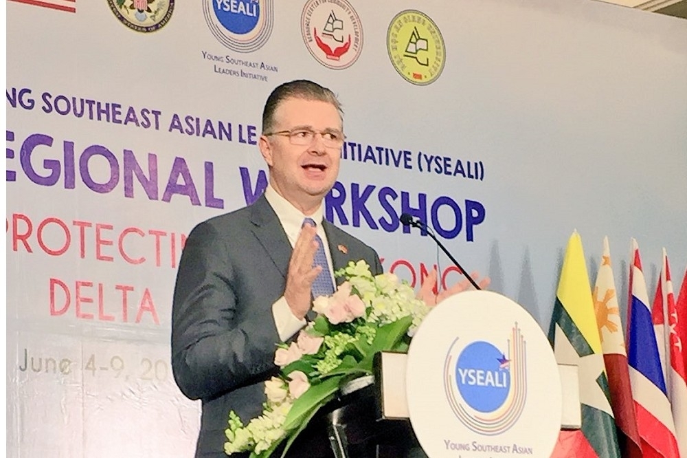 美國亞太助理國務卿康達在訪問東南亞各國時，不僅與當地官員交流，更和媒體互動。（圖片取自YSEALI推特)